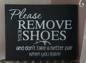Por favor, tire o seu sapato, e não pegue um melhor na hora que for embora.